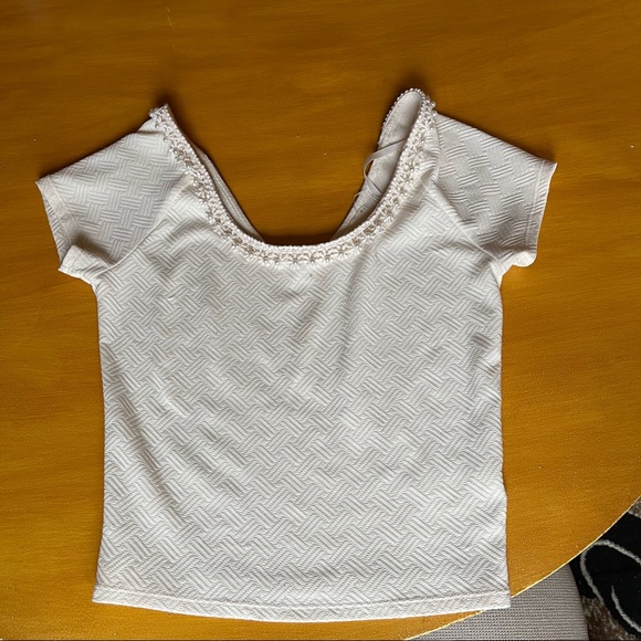 Urban Outfitters Cream Crop w/Daisies and Pearls M - Picture 1 of 4